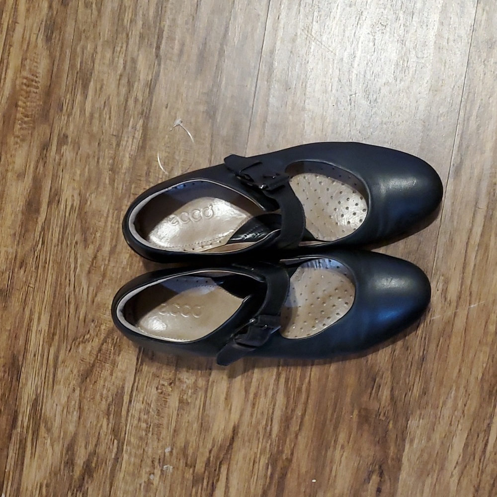 Ecco black leather Mary Jane shoes size 8.5 (European 39)
